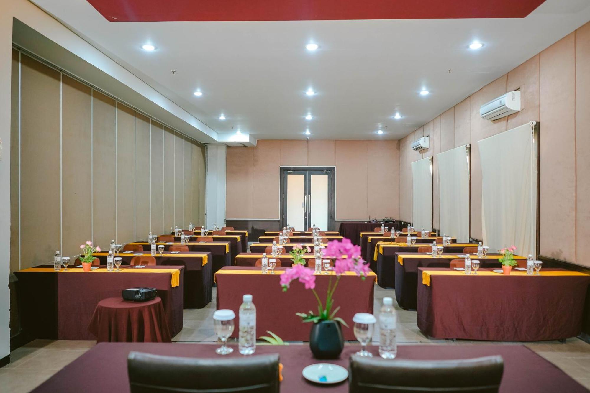 Sahid T-More Hotel Kupang  Buitenkant foto